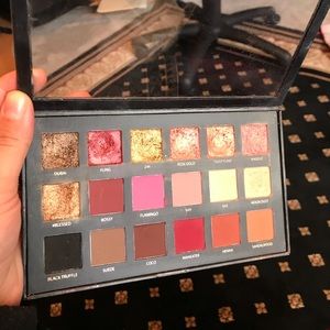 SOLD | Huda beauty rose gold palette